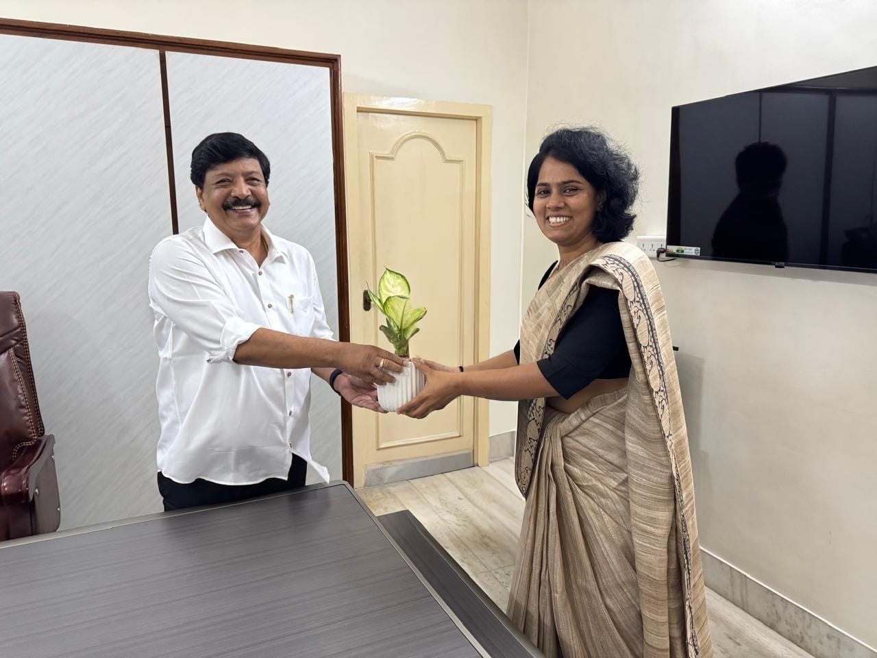 మంత్రిని కలిసిన తూర్పుగోదావరి జిల్లా కలెక్టర్