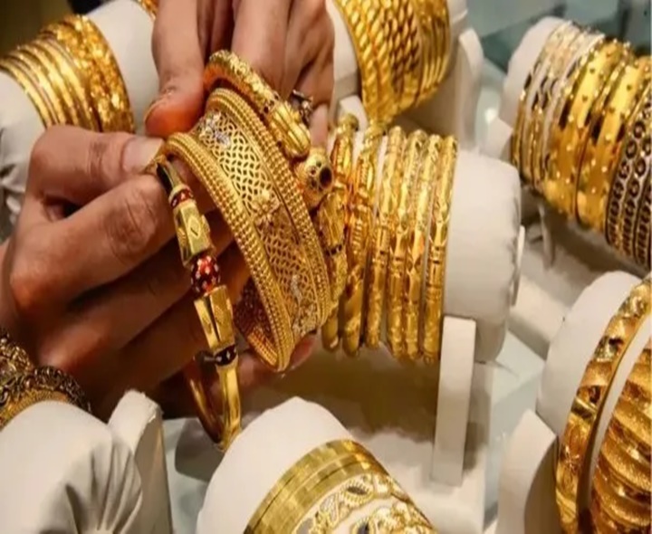 స్వల్పంగా తగ్గిన బంగారం ధరలు