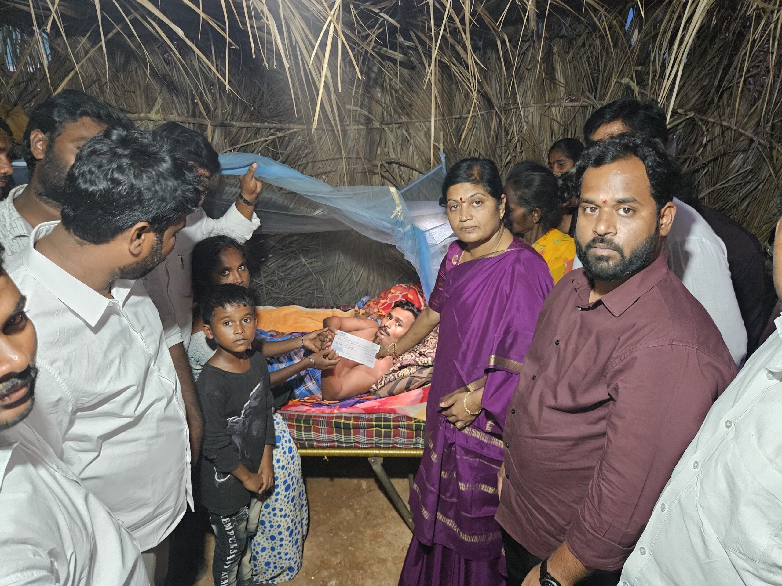 ముక్కా ఫౌండేషన్ కాళ్లు కోల్పోయిన వ్యక్తికి ఆర్థిక సహాయం