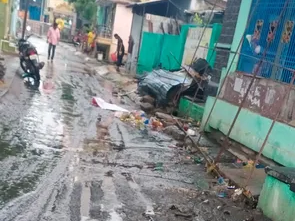 రోడ్డుపై డ్రైనేజీ…దుర్వాసనతో ప్రజలు