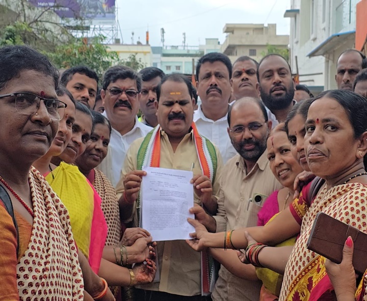 ఎమ్మెల్యేకు వినతిపత్రం అందించిన అంగన్వాడీలు