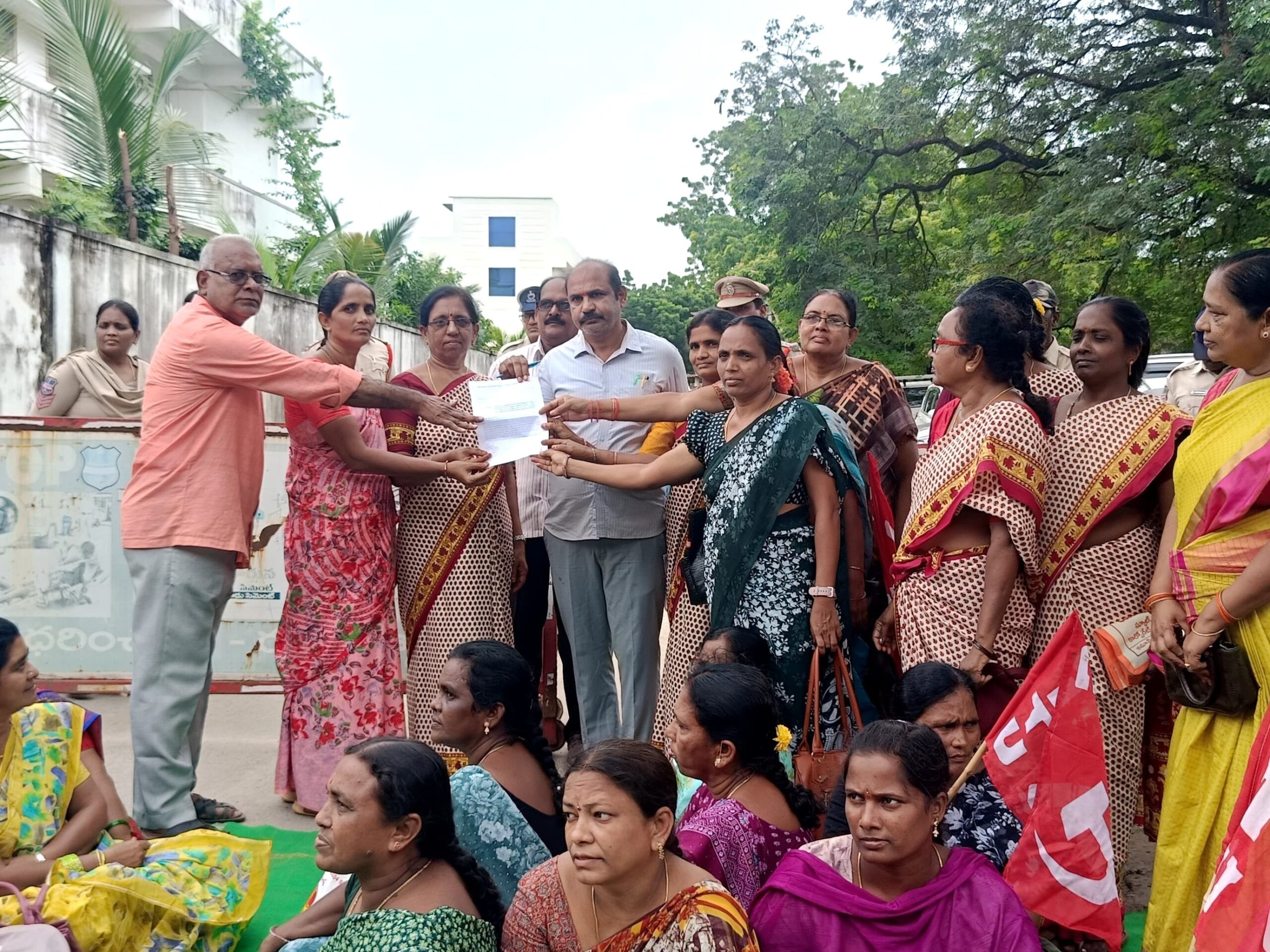 ‘శ్రీవిద్యను అంగన్వాడి కేంద్రాల్లోనే నిర్వహించాలి’