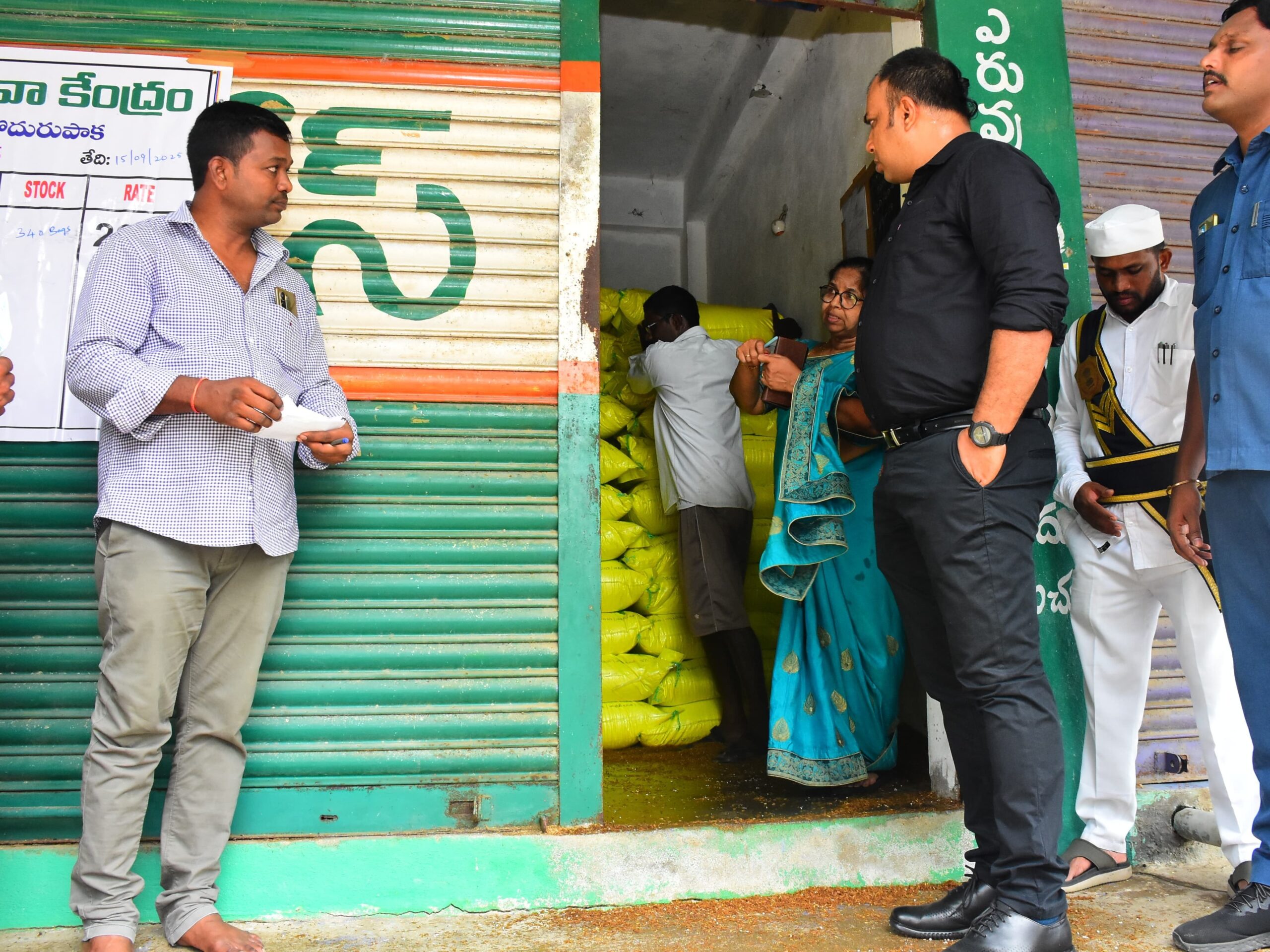 ‘పంటలకు సరిపడా యూరియా నిలువ’
