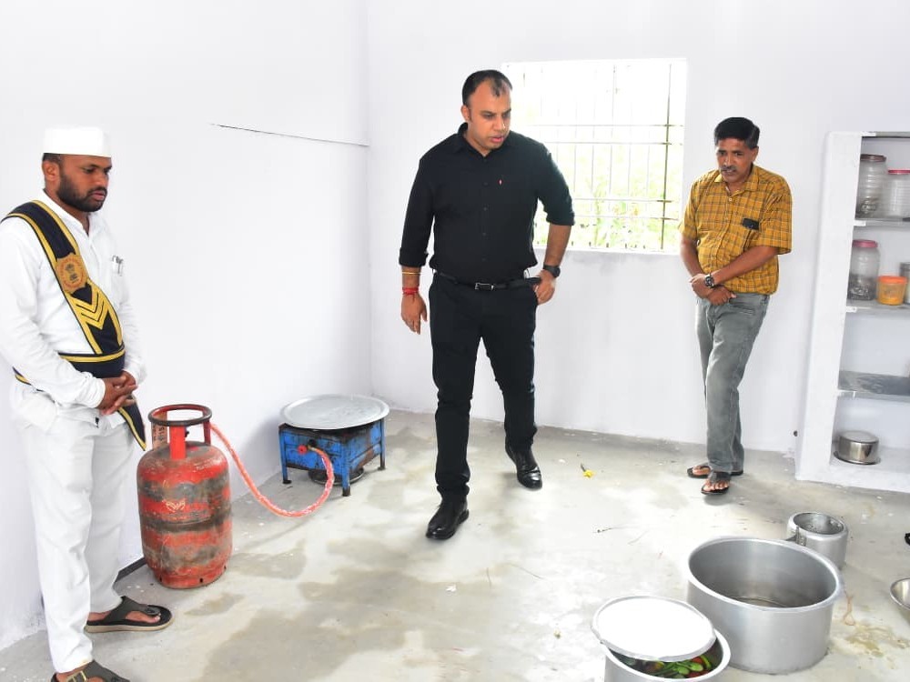 కిచెన్ షెడ్, విద్యాలయం ఆవరణను పరిశీలించిన కలెక్టర్