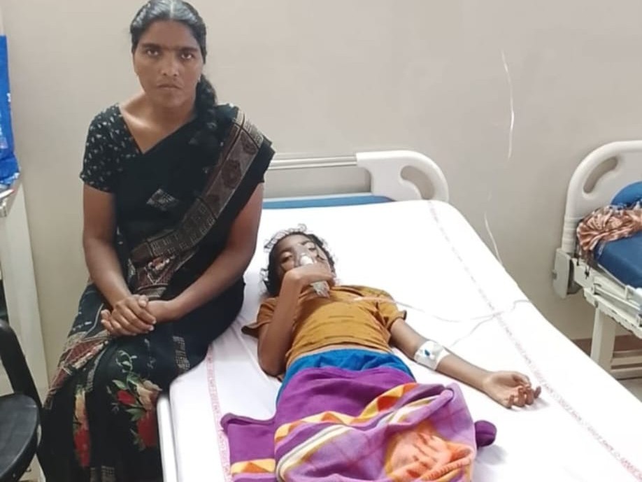 విద్యార్థిని చికిత్సకు ఉపాధ్యాయులు ఆర్థిక సహాయం
