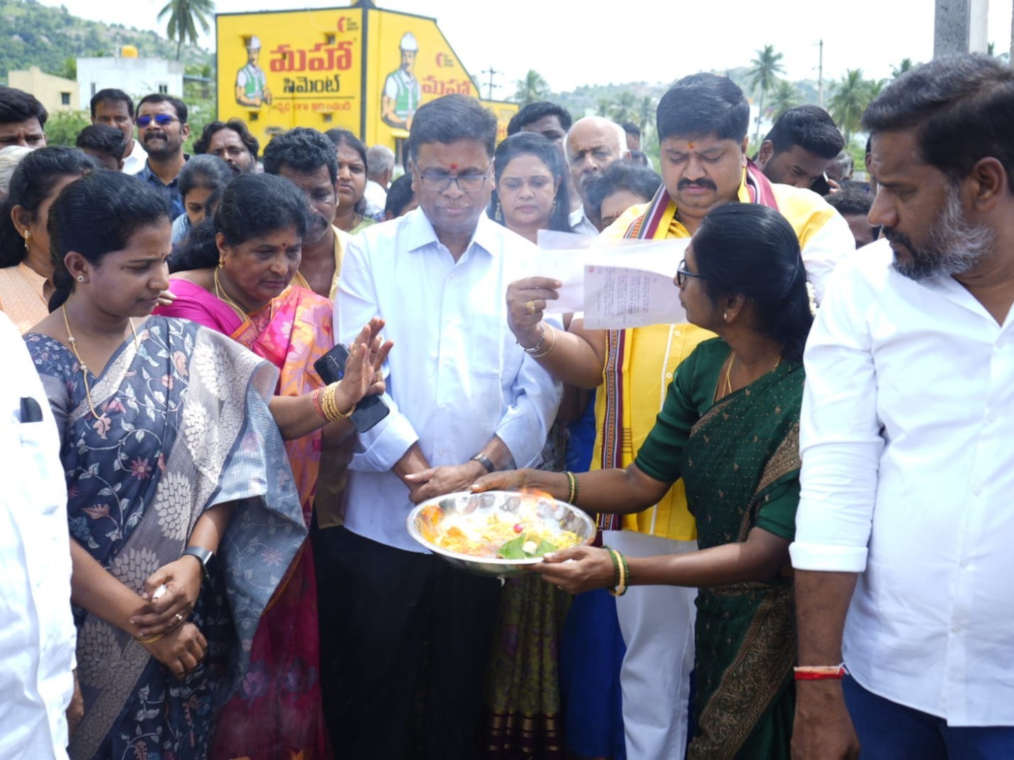 రహదార్లకు భూమి పూజ చేసిన ఎమ్యెల్యే, ఎంపీ