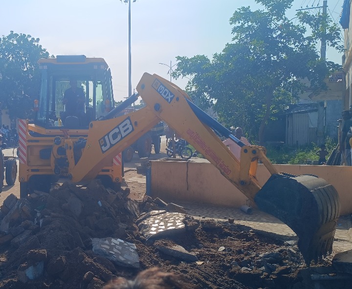 బుచ్చిలో ఆక్రమణలు తొలగింపు