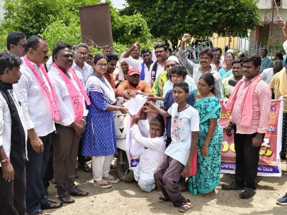 తహసీల్దార్‌కు వినతి పత్రం అందజేసిన వికలాంగులు