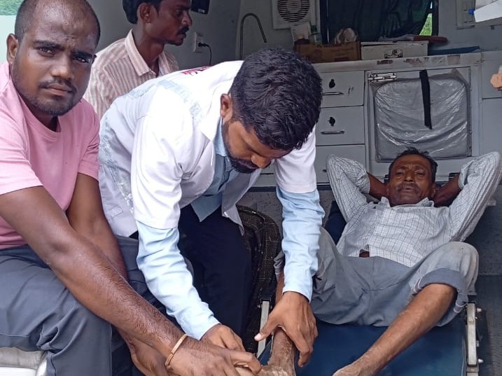 మాజీ సర్పంచ్ ముకుంద్‌కు పాముకాటు