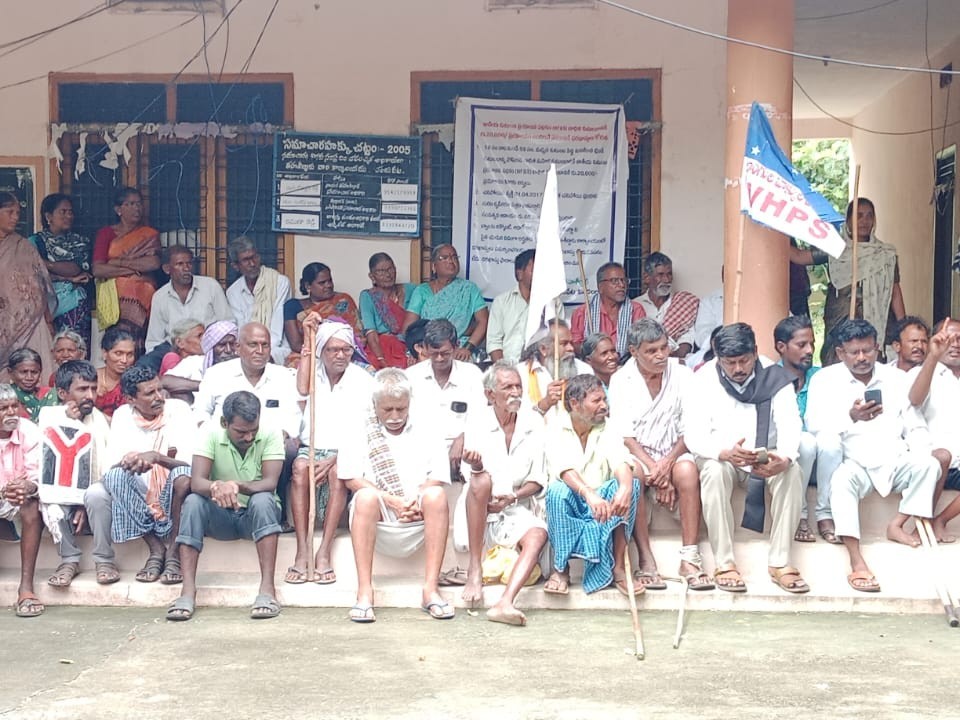 పెన్షన్స్ పెంచాలని తహశీల్దార్ కార్యాలయం ముట్టడి