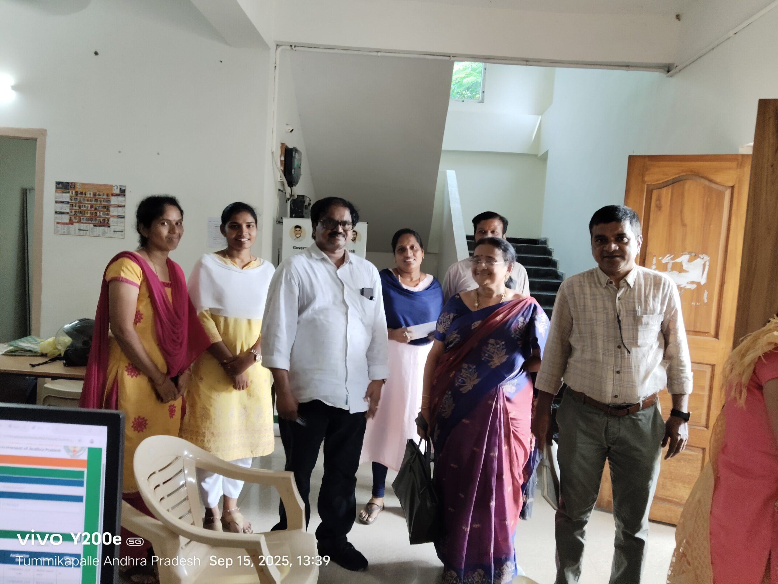 యూరియా సరఫరాను పరిశీలించిన ఎమ్మార్వో
