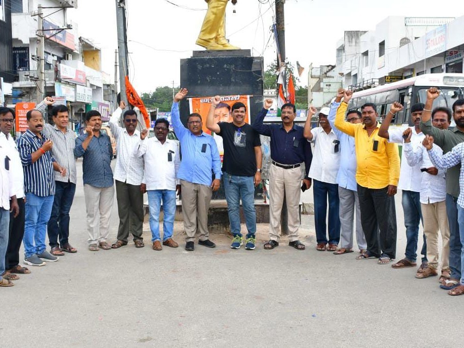 నల్ల బ్యాడ్జీలతో నిరసన తెలిపిన జర్నలిస్టులు