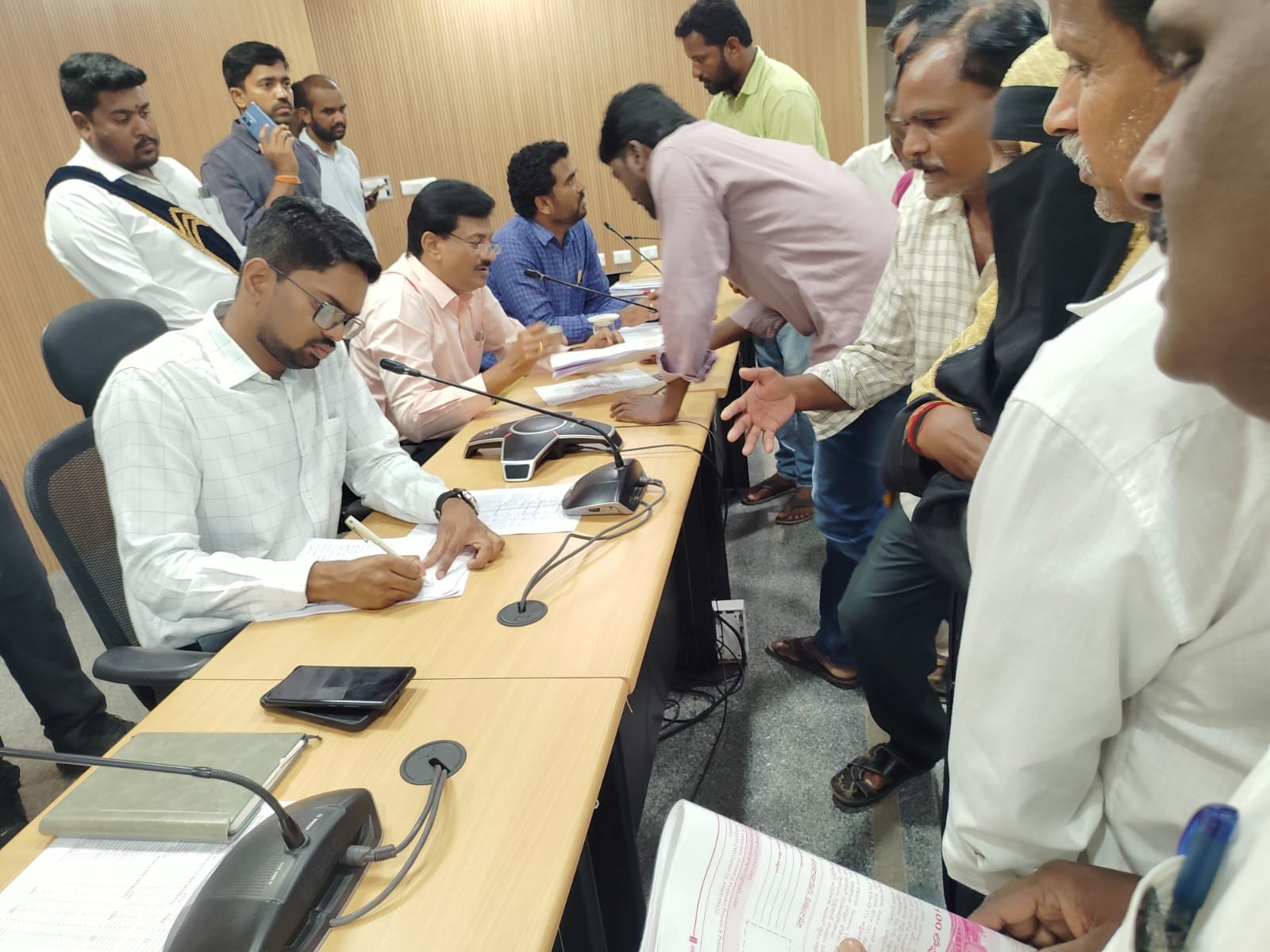 యూరియా సమస్యను పరిష్కరించాలని కలెక్టర్‌కు వినతి
