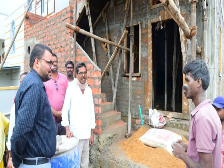 ఇందిరమ్మ ఇళ్ల నిర్మాణ పనులను వేగవంతం చేయాలి: కలెక్టర్