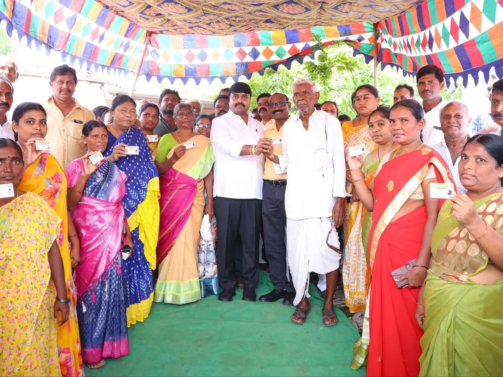 ధరణికోటలో స్మార్ట్ రేషన్ కార్డులు పంపిణీ చేసిన MLA