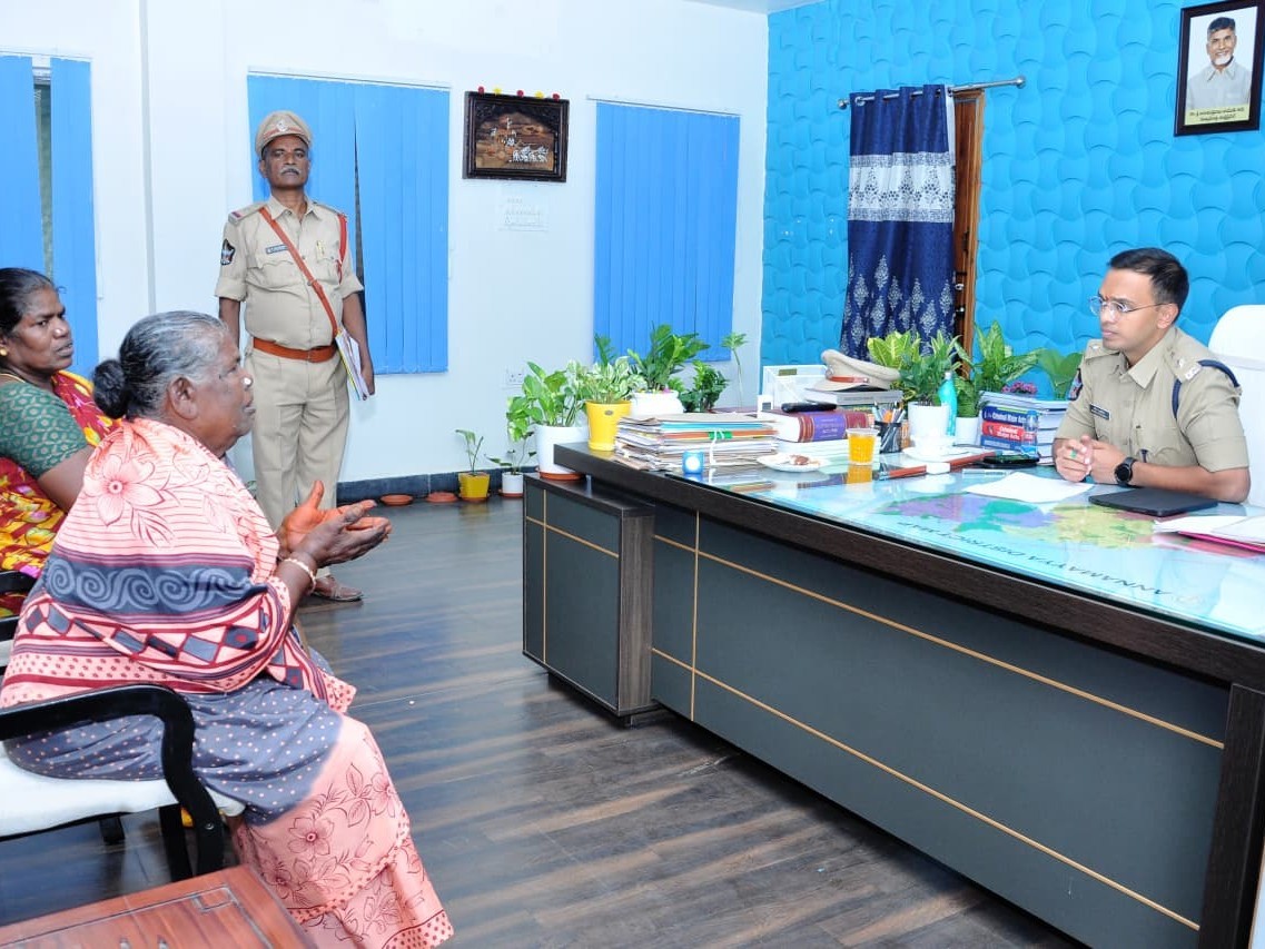 ఫిర్యాదుల పరిష్కారంలో ఆలస్యం చేయరాదు: ఎస్పీ.