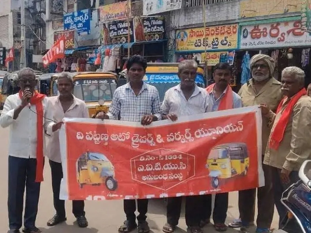 ‘ఆటో డ్రైవర్లకు రూ. 30 వేలు ఇవ్వాలి’