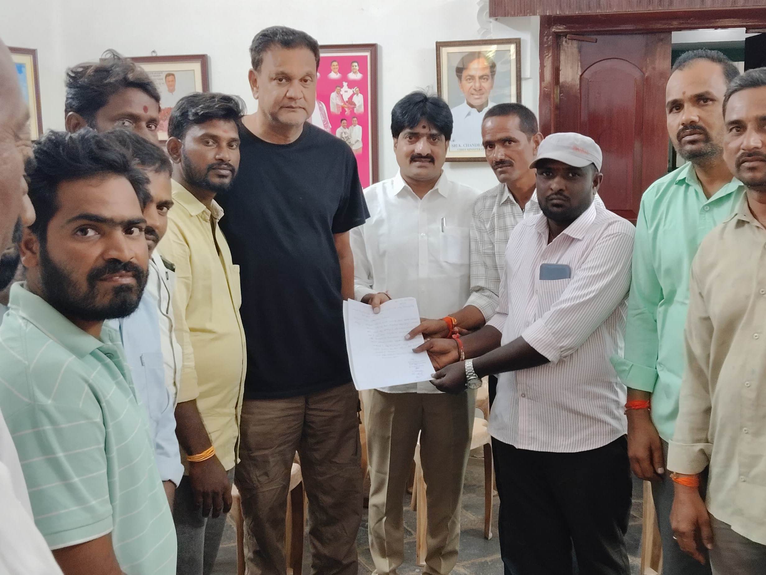 గ్రామంలో నీటి సమస్య.. ఎమ్మెల్సీకి వినతి