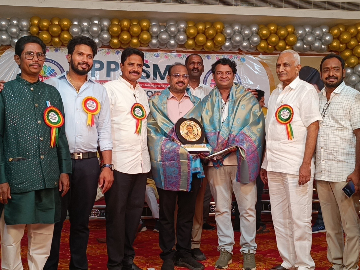 ఉపాధ్యాయులను సత్కరించిన ఎమ్మెల్యే