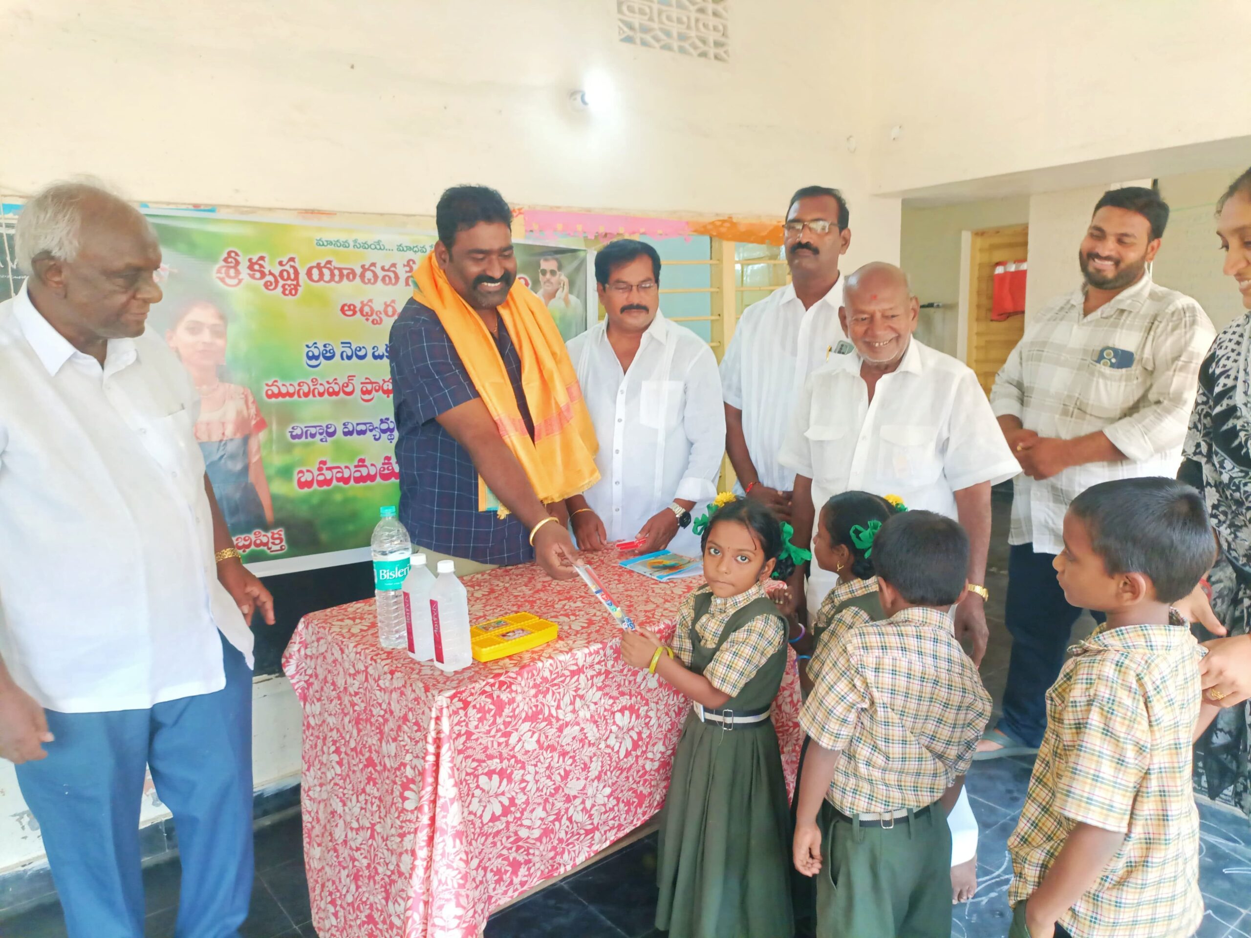 గుడివాడలో విద్యార్థులకు బహుమతులు అందజేత