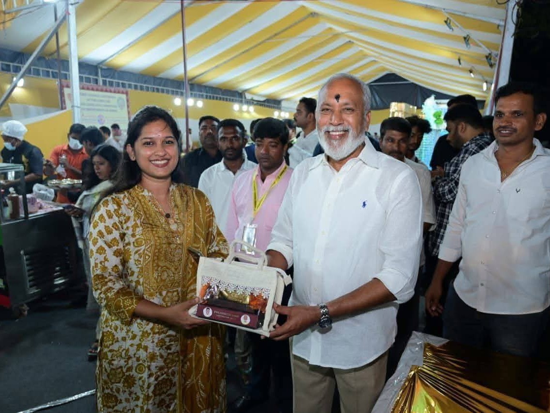 ఎమ్మెల్యేకు కానుక అందజేసిన పులివర్తి నాని