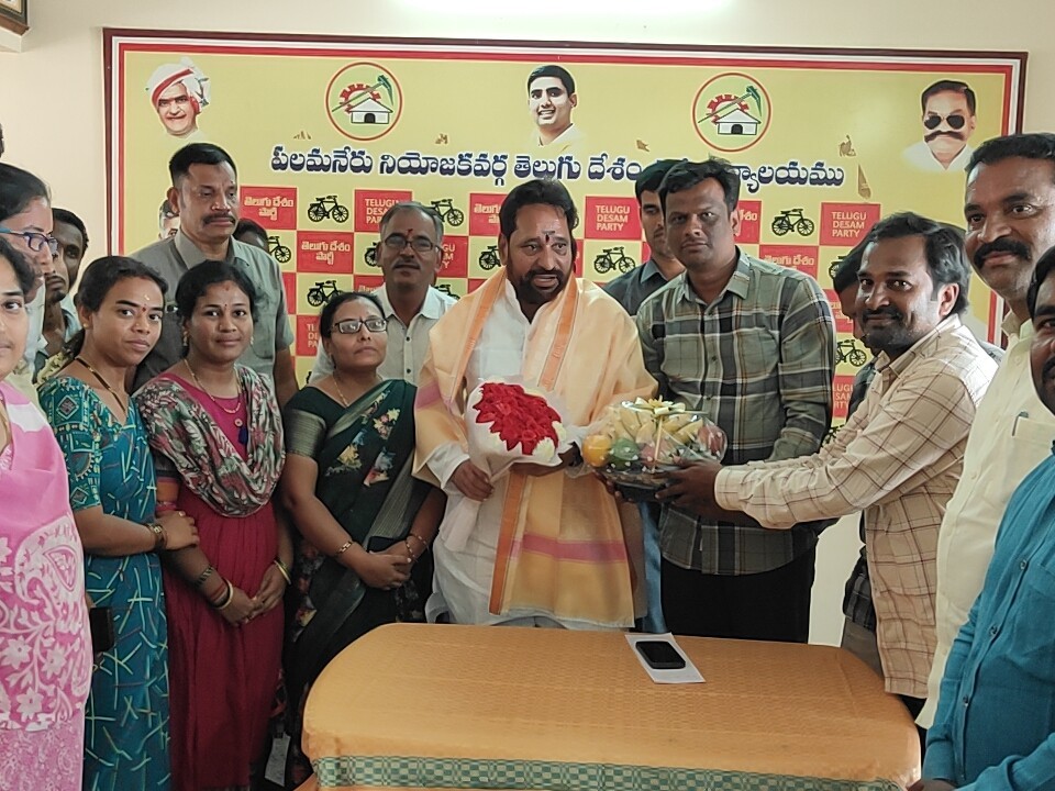 MLAను సన్మానించిన DSC విజేతలు