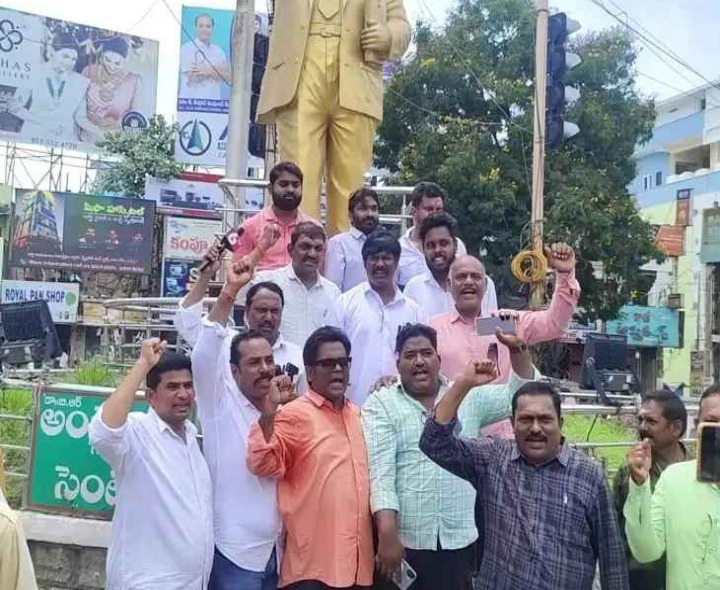 నగరంలో జర్నలిస్టుల నిరసన