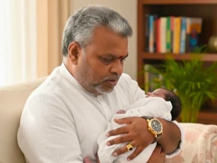 కేంద్రమంత్రి కుమారుడిని లాలిస్తున్న ఎర్రం నాయుడు