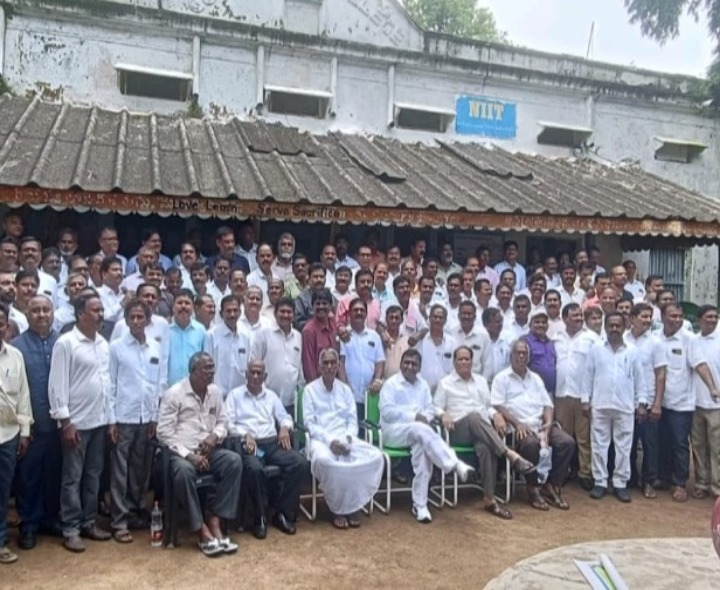 41 సంవత్సరాలకు కలుసుకున్న బాల్యమిత్రులు