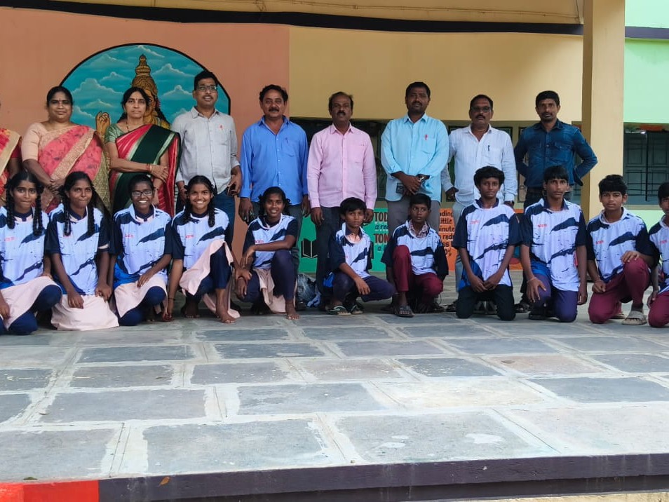 విద్యార్థులకు క్రీడా దుస్తుల వితరణ