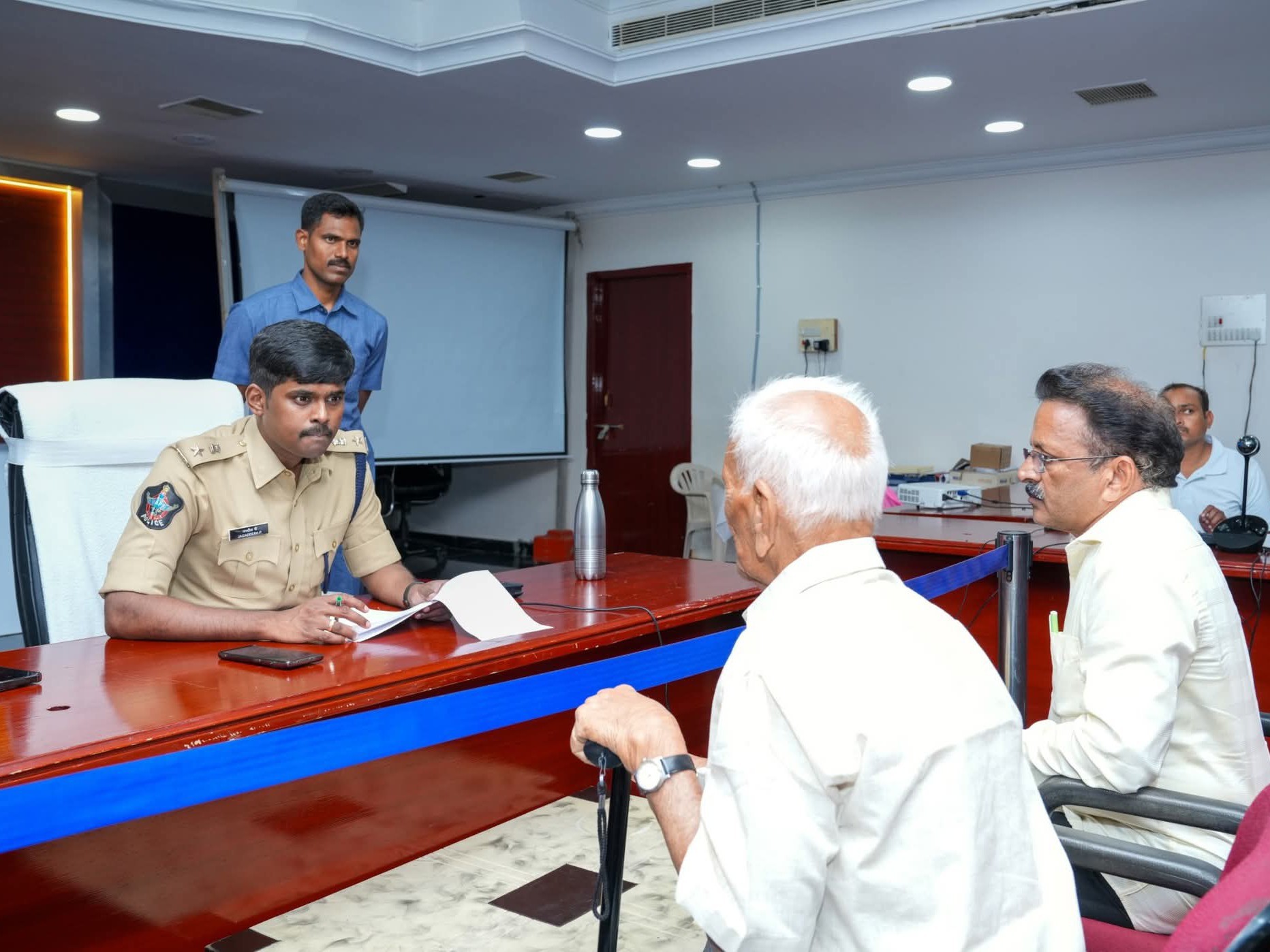అర్జీల పరిష్కారంలో జాప్యం చేయొద్దు: ఎస్పీ