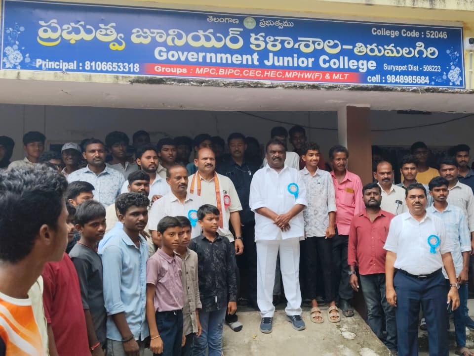 విద్యార్థులు క్రమశిక్షణతో చదువుకోవాలి: ఎమ్మెల్యే