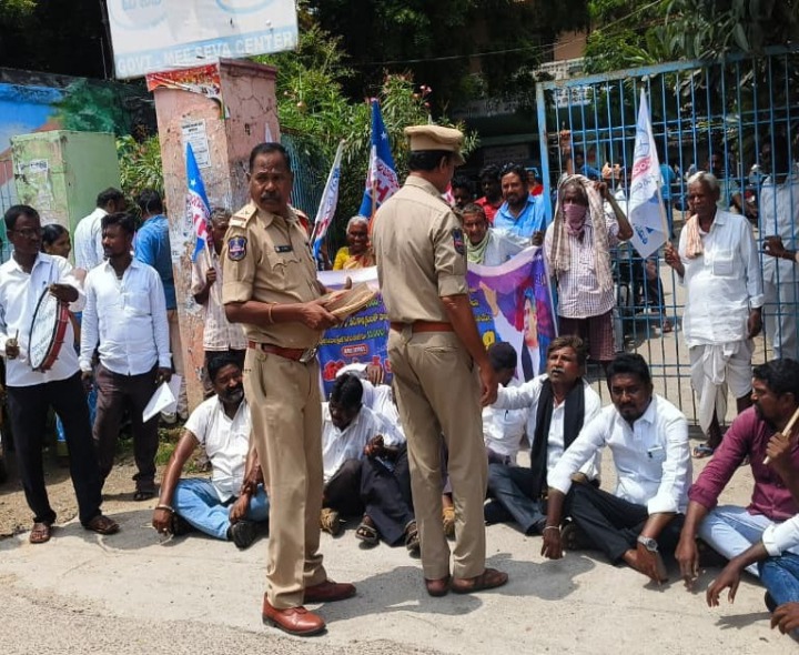 మున్సిపల్ సర్కిల్ కార్యాలయం ఎదుట ఆందోళన