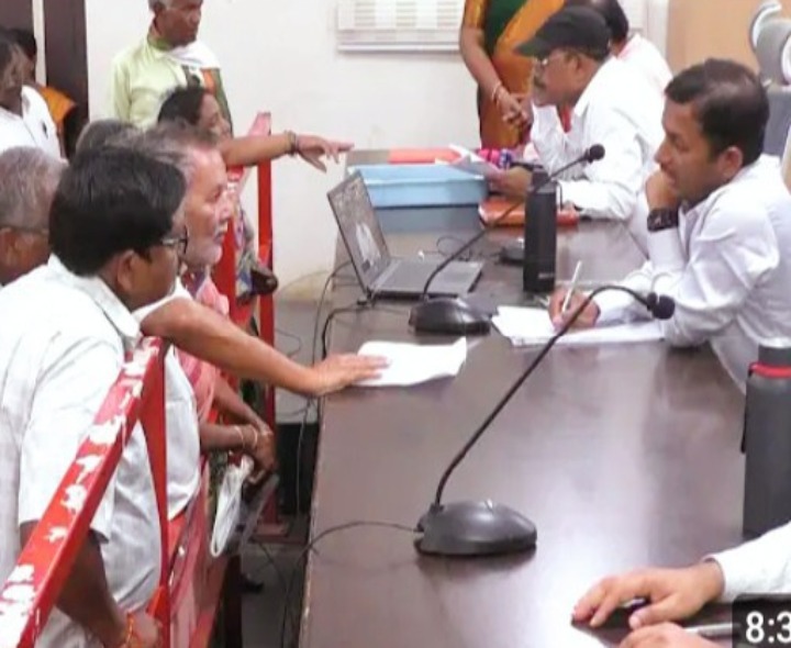 ‘అర్జీలపై అధికారులు ప్రత్యేక దృష్టి సారించాలి’