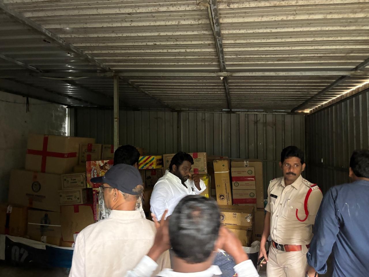 అనుమతులు లేని క్రాకర్స్ పట్టివేత