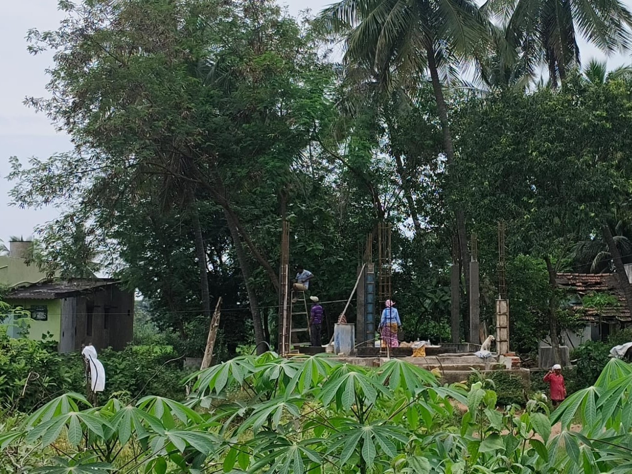 గృహ నిర్మాణం అడ్డుకున్న వీఆర్వో