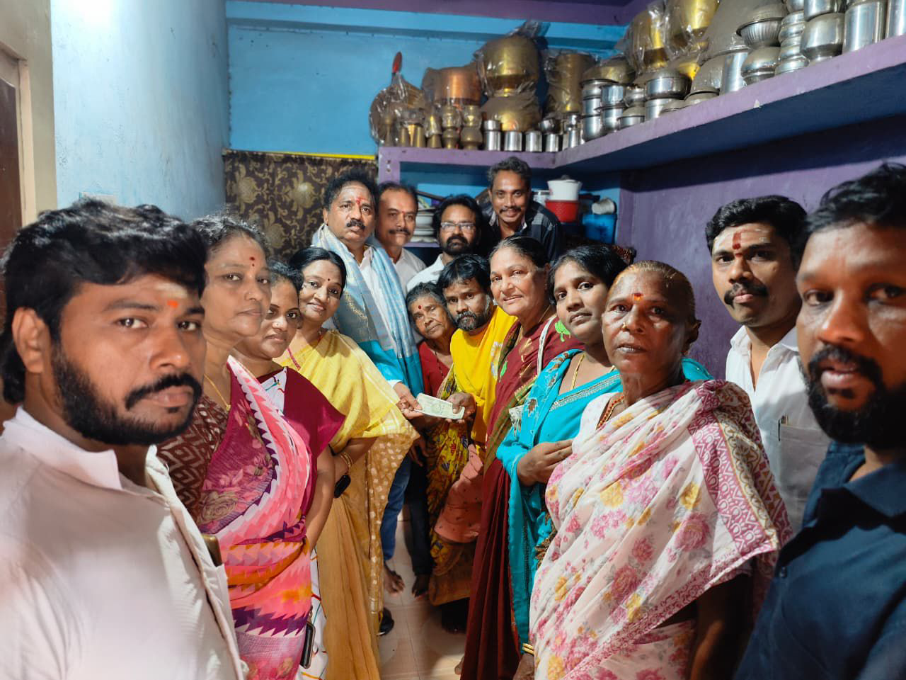 పేద కుటుంబానికి వాసుపల్లి చేయూత