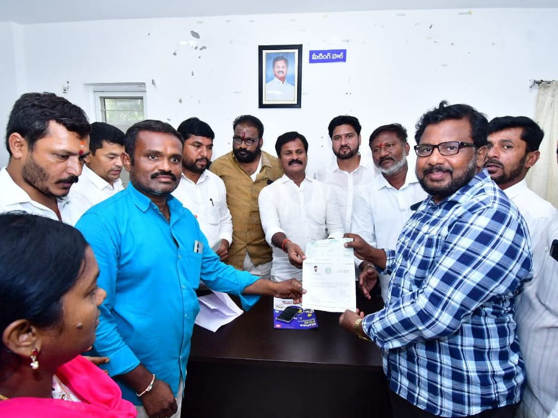 లబ్దిదారులకు CMRF చెక్కులు పంపిణీ