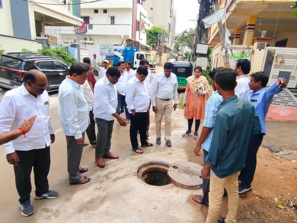 డ్రైనేజీలను ఎప్పటికప్పుడు శుభ్రం చేయాలి: కార్పొరేటర్