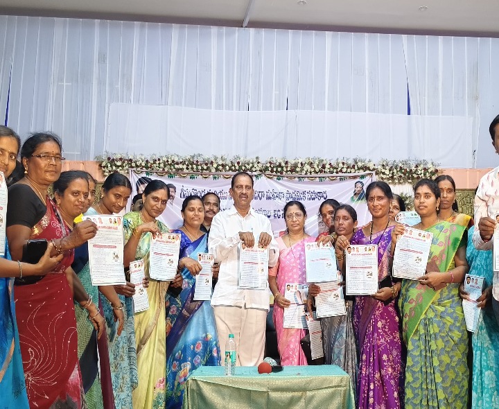 మహిళా సంఘాలకు సర్టిఫికెట్లు అందజేసిన ఎమ్మెల్యే