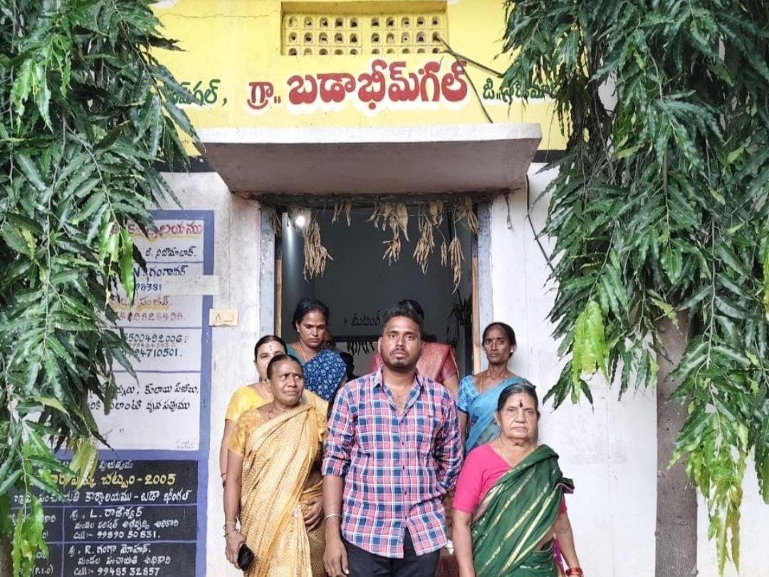 పంచాయితీ కార్యాలయాన్ని ముట్టడించిన కాలానీవాసులు