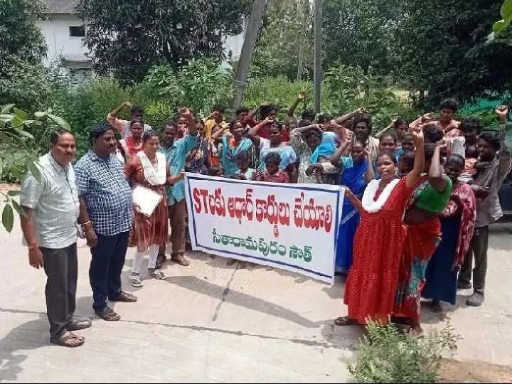 ఆధార్ కార్డులు మంజూరు చేయాలని ధర్నా