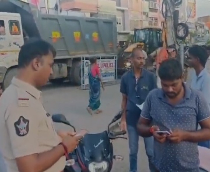 లైసెన్సులు తప్పక కలిగి ఉండాలి: SI