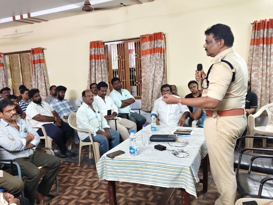 ట్రాఫిక్ నియంత్రణకు వ్యాపారులు సహకరించాలి: DSP