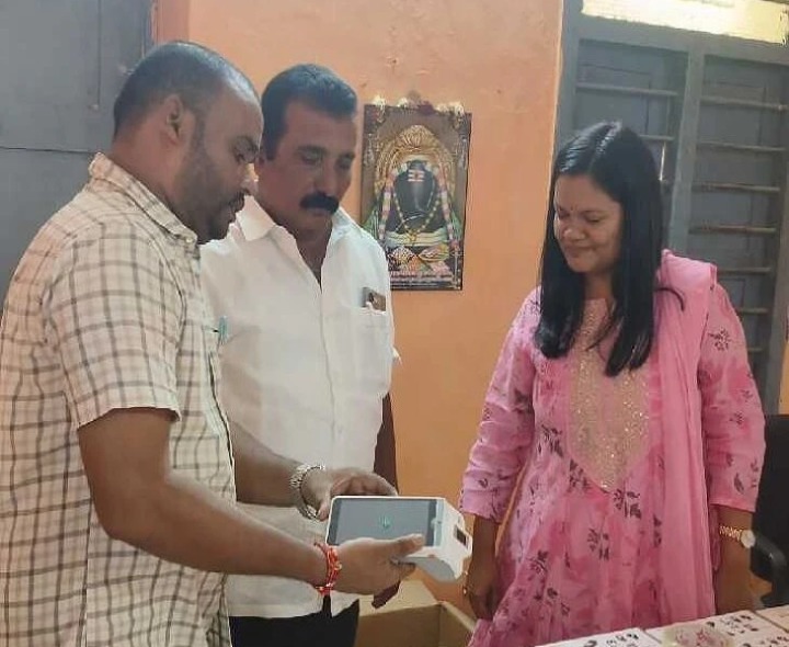 కొత్త ఈ-పాస్ యంత్రాలను పంపిణీ చేసిన ఆర్డీవో