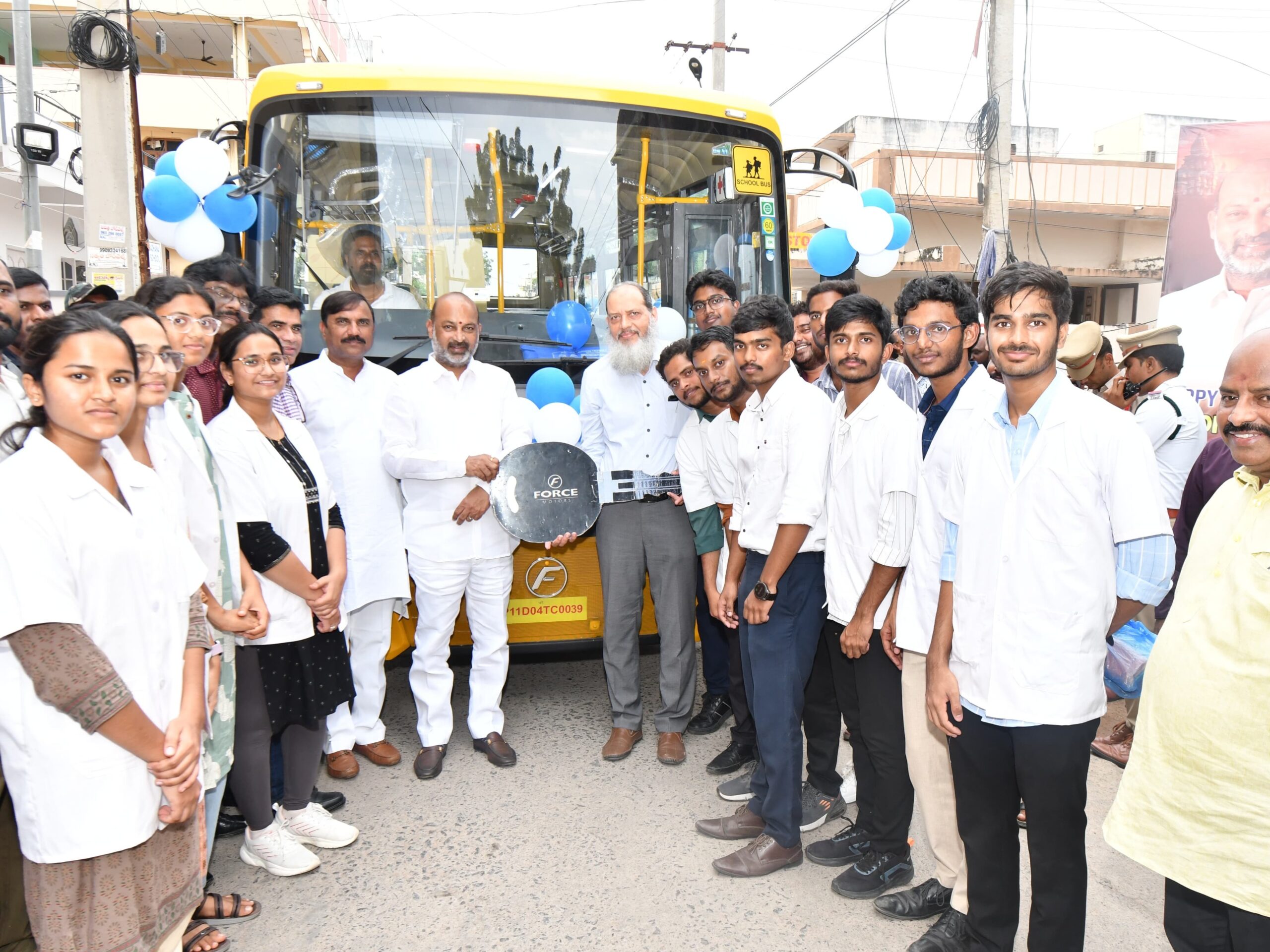 మెడికల్ కాలేజీకి బస్సును  అందజేసిన కేంద్రమంత్రి
