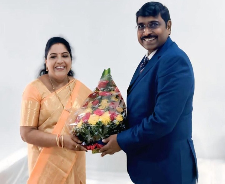 మంత్రిని కలిసిన జిల్లా కలెక్టర్