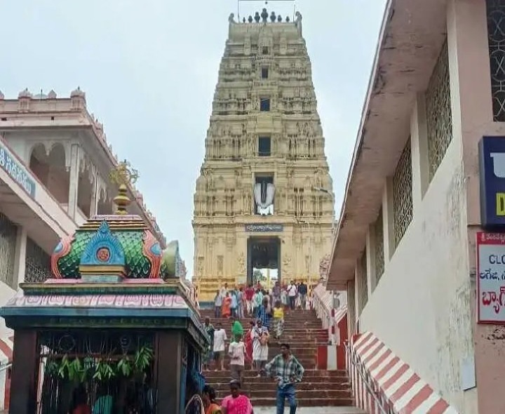 ద్వారకాతిరుమల ఆలయ ఉద్యోగి సస్పెండ్