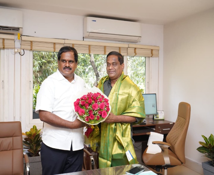 విశాఖ పోర్టు ఛైర్మన్‌తో ఎమ్మెల్యే వంశీకృష్ణ భేటీ