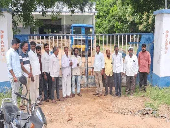 పెండింగ్ బిల్లులు చెల్లించాలంటూ పాడి రైతుల నిరసన